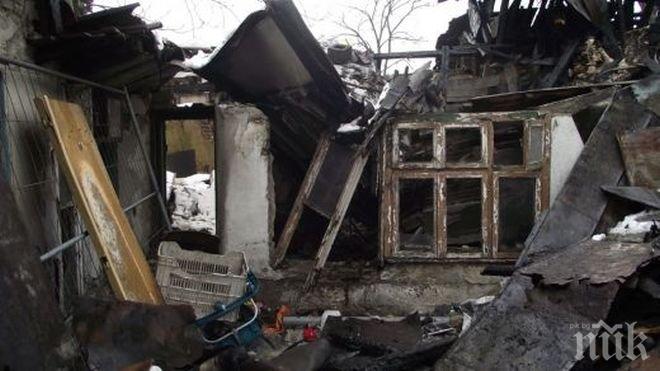 Събарят опасни цигански къщи във Враца