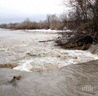 Водата от прелял язовир повлече съпрузи с колата им, като по чудо ги спасиха!