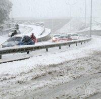 Шефът на АПИ: Колите с летни гуми станаха причина за тежката ситуация по пътищата 