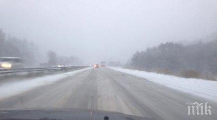 първо пик снежен хемус десетки тирове коли блокирани заради непочистената магистрала вицепремиерът захариева парите терзиева снимка