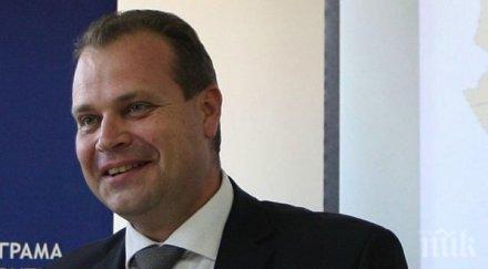 шефът апи навсякъде имаме екипи помагат закъсалите коли снега