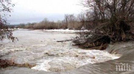 водата прелял язовир повлече съпрузи колата чудо спасиха