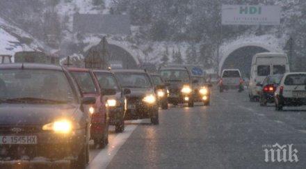 снежният апокалипсис продължава задръстване входа ботевград два тир завъртяха шофьори нервничат зъзнат студа