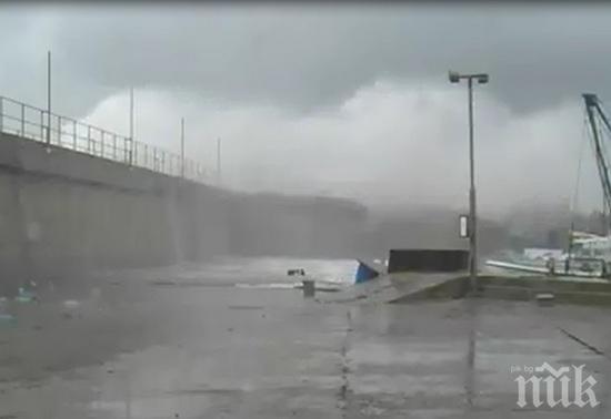 Ураган беснее по Южното Черноморие! Вижте какво причиняват вълните на Поморие и Царево (снимки+видео)