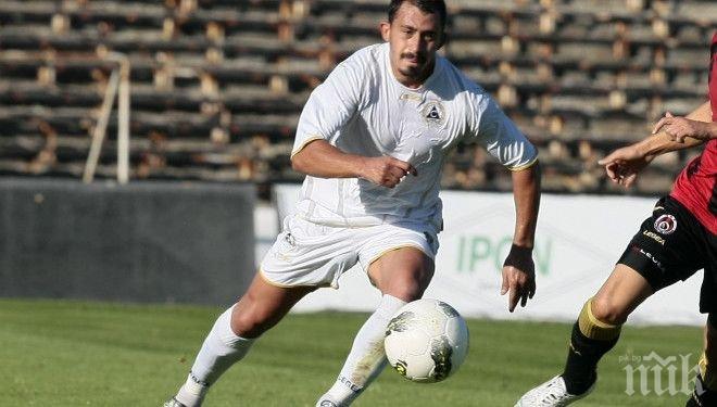 Чавдар Янков титуляр за Славия,  белите и смърфовете в битка за точки