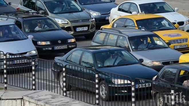 Градският транспорт в София се движи с 30 минути закъснение заради претоварен трафик