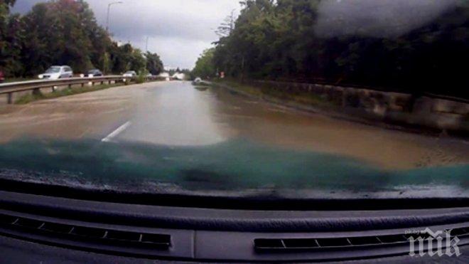 Пътят Златни пясъци - Варна е под вода, коли са закъсали до Ботаническата градина 