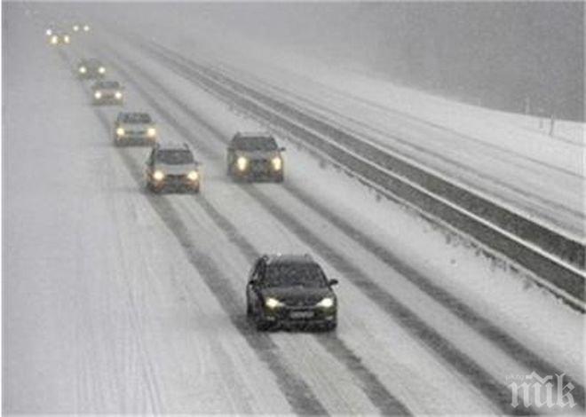 Кошмар! Снегът парализира България! Движението по основните пътища беше спряно, Тракия и Хемус са блокирани! 