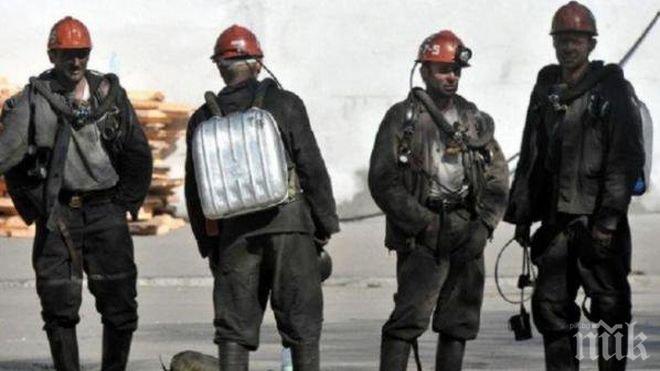 Най-малко 20 миньори са блокирани под земята след инцидент