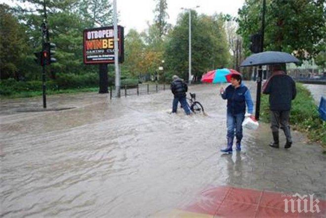 Бедствие в Хасково! Реката преля, градът е под вода (снимки)