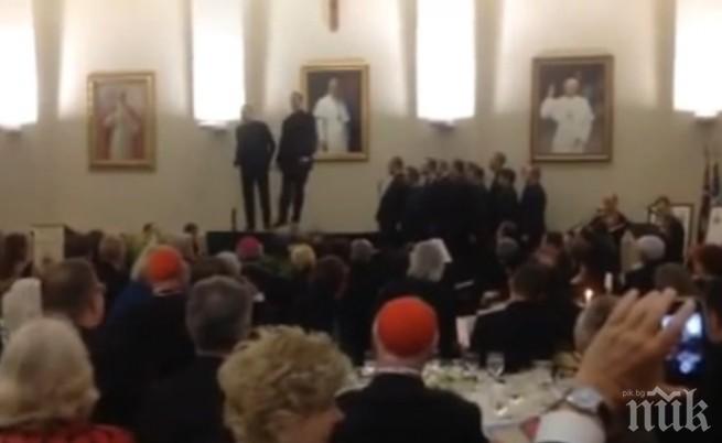 Двама танцуващи свещеници станаха сензация в интернет (видео)