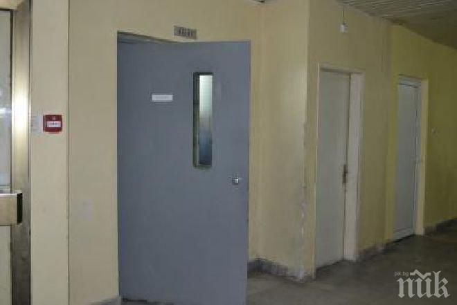 Кошмар! Пациент издъхна в болницата в Благоевград, лекари нямат достъп до асансьора
