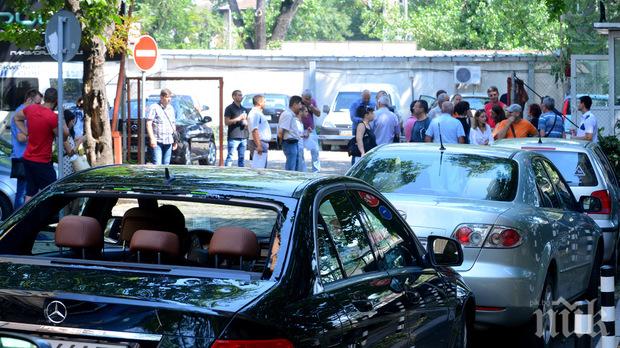 САМО в ПИК! Мародери задигнаха Мерцедес и плячкосаха 3 коли от сервиз, преди да бъдат поправени от градушката! 