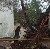 Пращат вода и храна по въже на бедстващите семейства в Росенец (снимки)