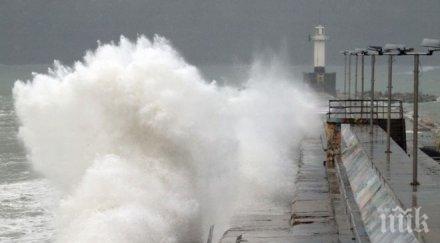 ураганен вятър огромни вълни затвориха пристанището варна