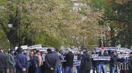 ана баракова тайно влезе парламента гневни протестиращи искат линчуват