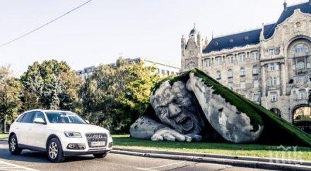 гигантска статуя изпълзява изпод тревата будапеща