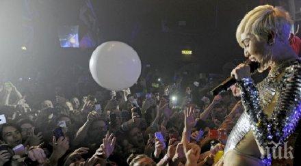 скандално майли сайръс мина всякакви граници даде феновете пипнат милото потресаващи снимки