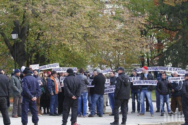 Ана Баракова тайно влезе в парламента, гневни протестиращи искат да я линчуват
