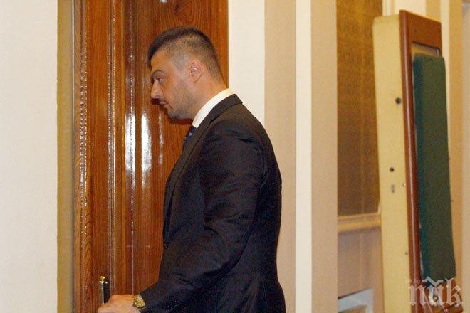 Николай Бареков бе повече от два часа при своите, напусна сам сградата на парламента
