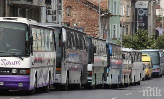 Десет автобуса с протестиращи срещу Бат Сали тръгнаха към София