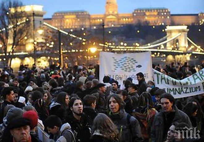 10 000 изригнаха на протест срещу Орбан заради данък-интернет