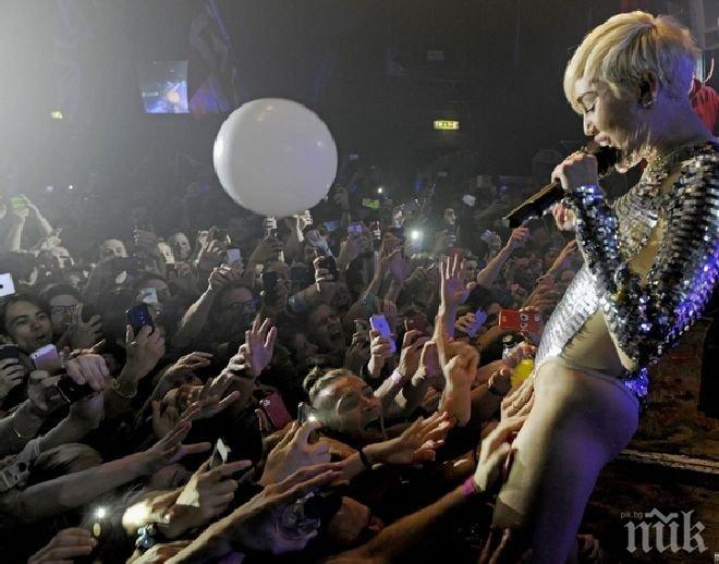 Скандално! Майли Сайръс мина всякакви граници, даде на феновете да пипнат най-милото й (потресаващи снимки)