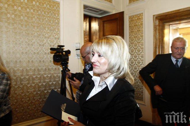 СУПЕР СКАНДАЛ! Депутатката Баракова лъсна в еротичен сайт за запознанства (снимка)
