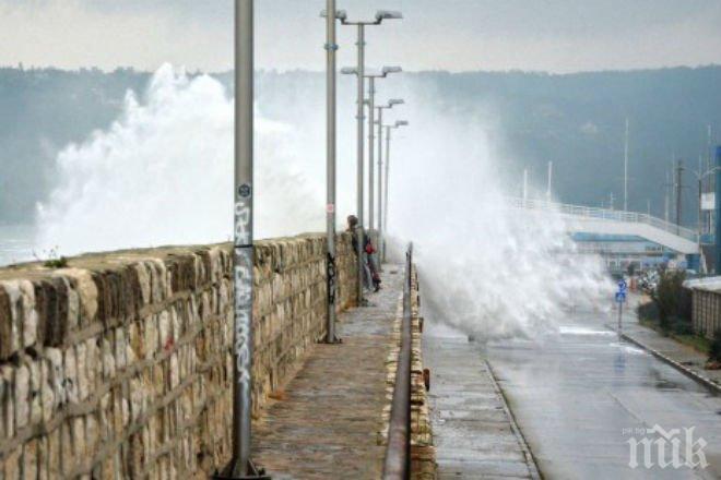 Силен вятър отново затвори пристанището във Варна