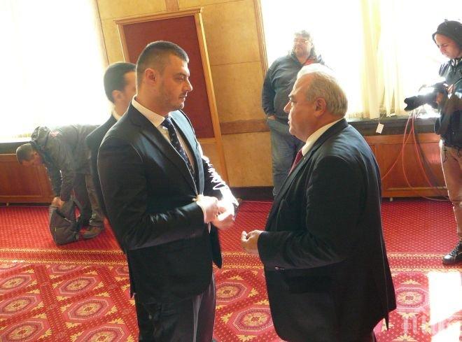 Изненада! Евродепутатът Бареков пристигна в Народното събрание