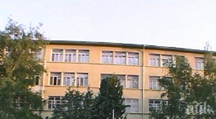 ученички млатят заради момче