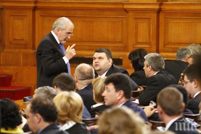 Делян Пеевски пристигна в парламента