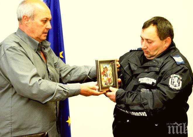 Ченге за пример! Наградиха полицая, намерил портфейл с 2050 лева