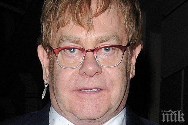 Елтън Джон поиска да канонизират папа Франциск приживе
