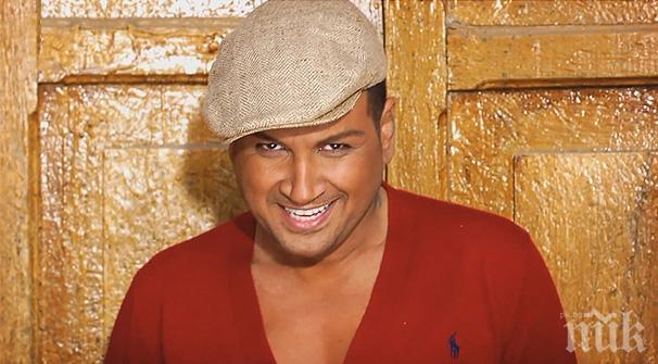 Горещо! Вижте кой ремонтира климатика на Азис (снимка)