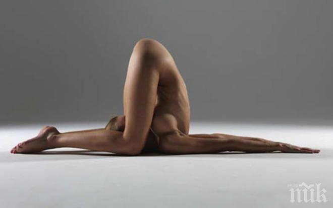 Йога инструкторка се снима гола в любимите си пози (18+)
