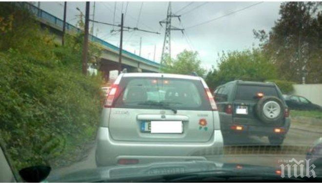 Варненци възмутени: Тапите под Аспарухов мост са ежедневие, няма никаква организация (снимки) 