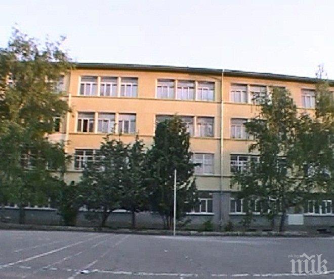 Ученички се млатят заради момче 