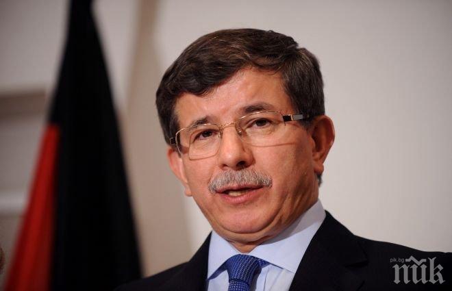 Турция е заобиколена от врагове, заяви премиерът Давутоглу