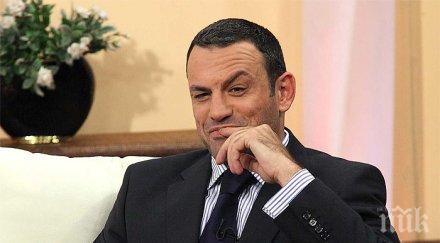 пик час пик юксел кадриев лъсна супер секси форма новинарят пъчи мускули полугол снимка