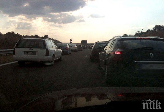 Умопомрачителни задръствания в София в петък вечер! Нервни шофьори оглушиха с клаксони Лъвов мост и Цариградско шосе