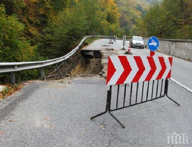 Пропадна пътят към вилната зона на село Извор