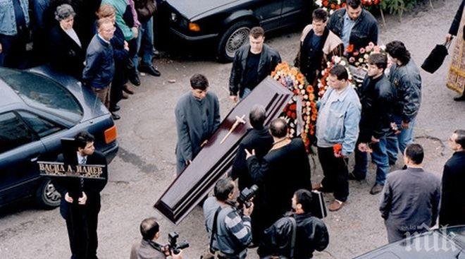 Баница, маслини и цветя грееха на гробовете на убитите родни мафиоти за Задушница