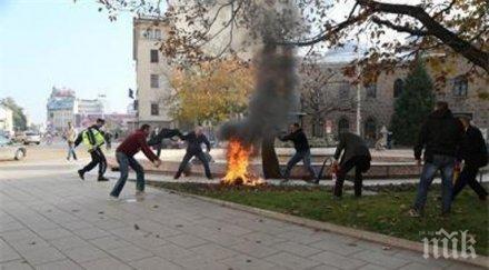 свидетел самозапалилата фотографка седеше спокойно клекна земята пламна