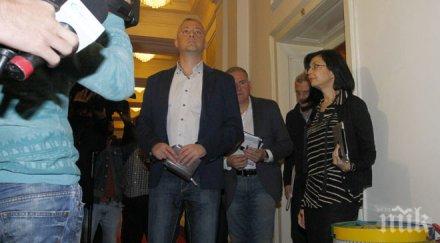 три часа половина вече продължават преговорите герб