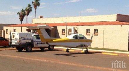 австралиец отиде бар самолет