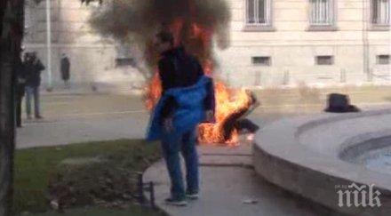 очевидец самозапалването фотографката никой притече помощ мислех снимат филм