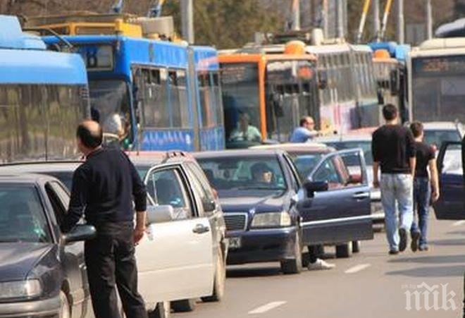 Екшън на „Цариградско шосе”! 89-годишен се преобърна по таван, нищо му няма