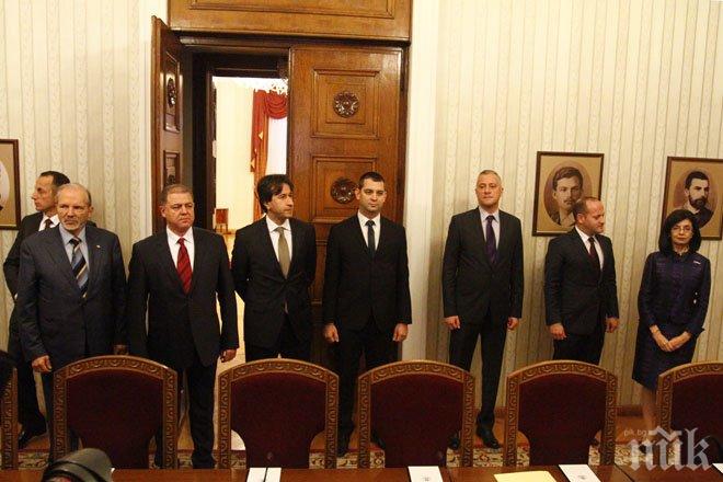 Цялото кралско войнство на Реформаторите пристигна при президента (снимки)