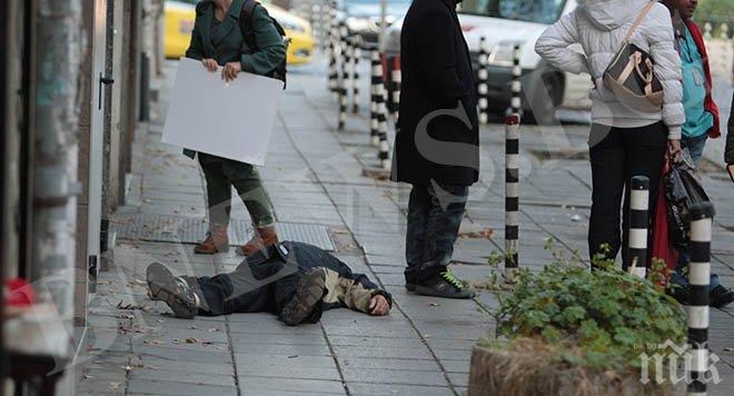 Трагично! Мъж почина на улицата в центъра на София! (снимки)